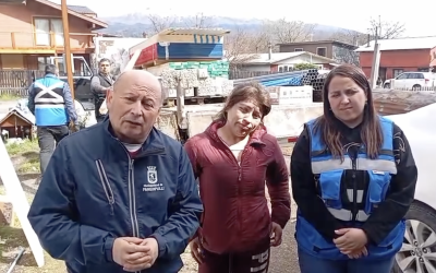 Municipalidad Panguipulli entrega materiales de construcción a familia que sufrió incendio en Neltume